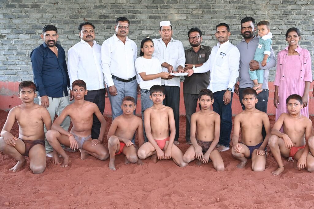 कुस्ती आखाड्यात पहिली कमाई वस्तादाच्या चरणी; अर्णवी महाडिकच्या अनोख्या उपक्रमाचे कौतुक